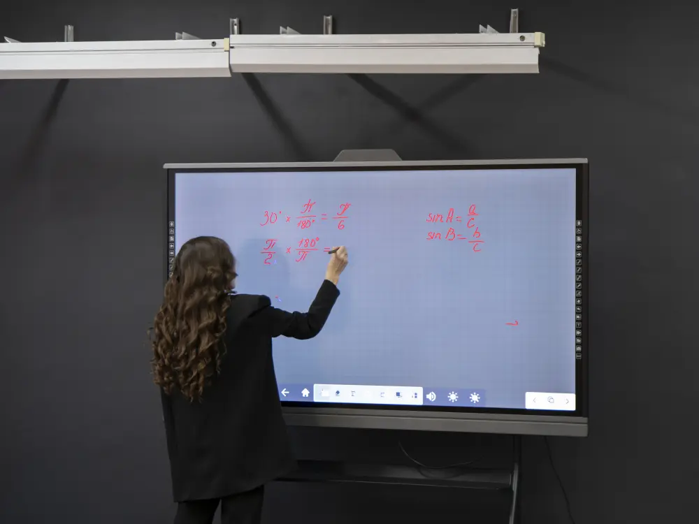 8 Amazing Benefits of Smartboards for Hybrid Learning arvia israk solutions