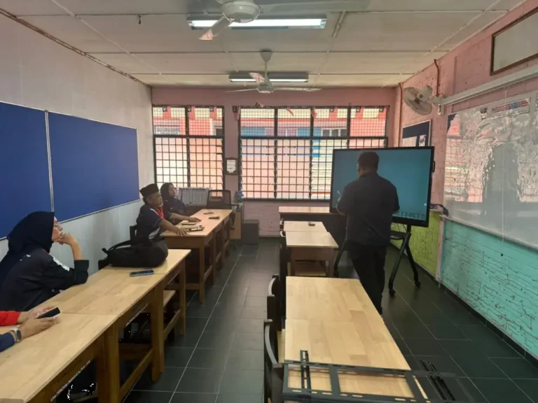 Smartboard Integration in SMK Raja Muda Classroom