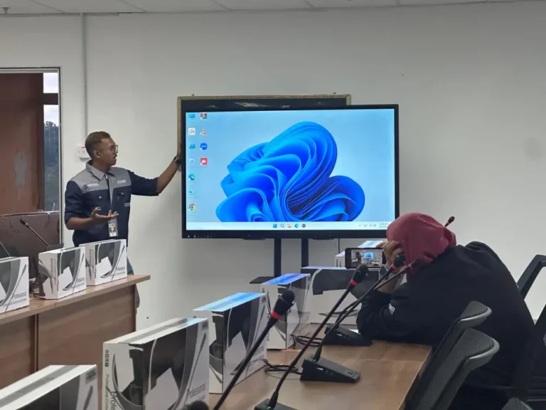 interactive smartboard AKM Enterprise arvia israk solutions