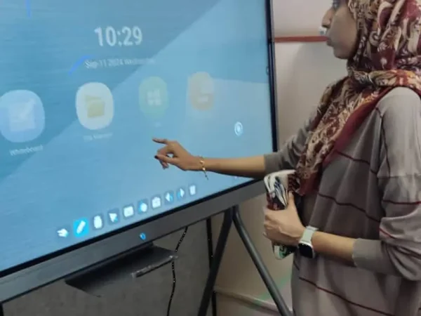 Interactive classroom with ARV200-65 Smartboard.