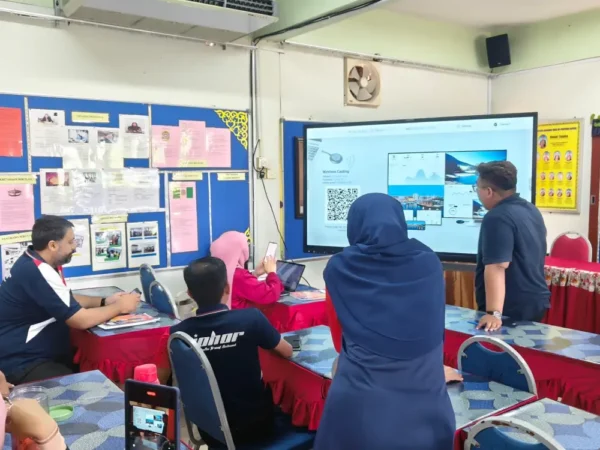 SMK Pasir Gudang 2 Embraces Innovative Learning with Smartboard Android 75-inch